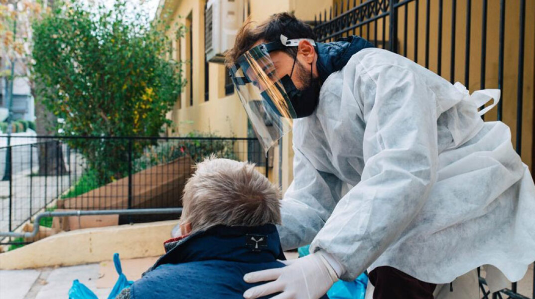 Rapid test και θερμομέτρηση σε άστεγο στο κέντρο της Αθήνας