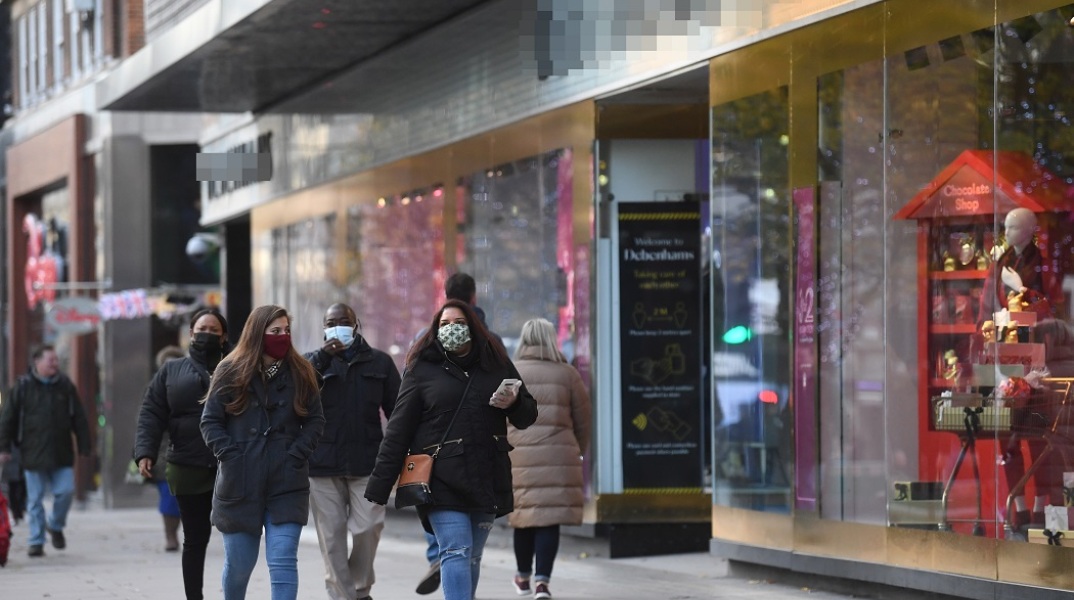 Πολίτες με μάσκα στο Λονδίνο