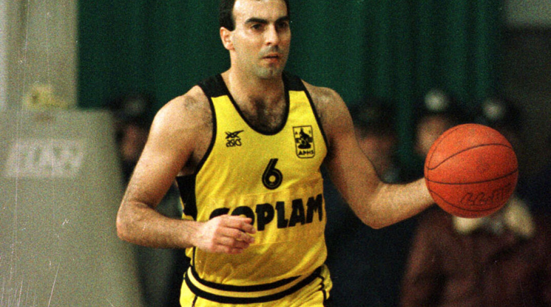 Ο Νίκος Γκάλης με τη φανέλα του Άρη