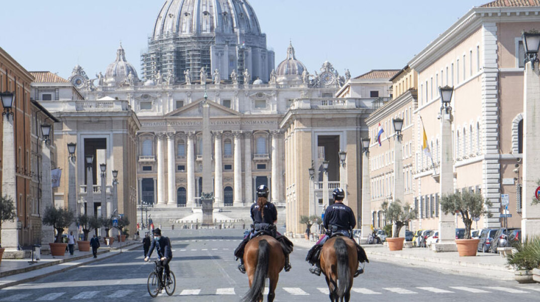 Περιπολία αστυνομικών πάνω σε άλογα στον δρόμο που οδηγεί στον καθεδρικό του Αγίου Πέτρου στο Βατικανό