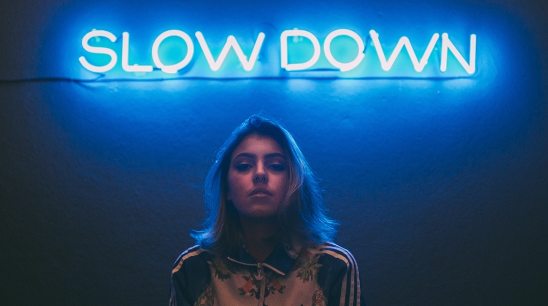 Slow down - Neon sign