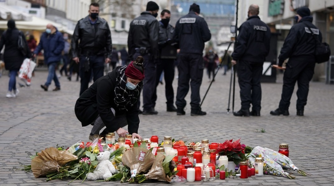 Λουλούδια και κεράκια στο σημείο που έχασαν τη ζωή τους τα πέντε άτομα στο Τρίερ