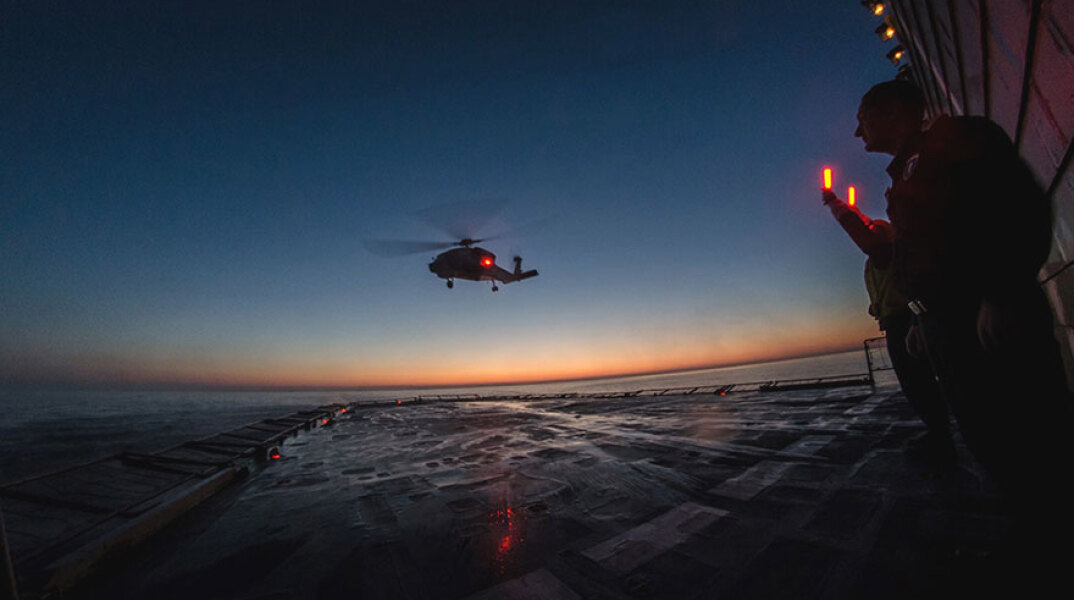 Ελικόπτερο και φρεγάτα του Πολεμικού Ναυτικού