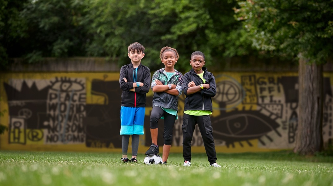 Τρία παιδιά με αθλητικά ρούχα