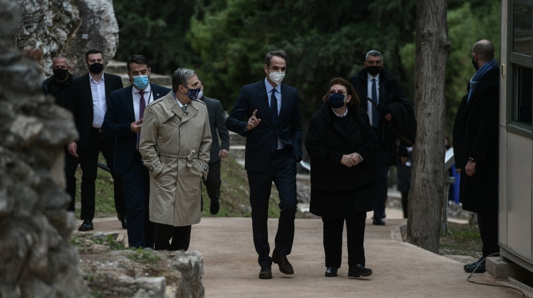 Ο πρωθυπουργός Κυριάκος Μητσοτάκης και η υπουργός Πολιτισμού, Λίνα Μενδώνη στην Ακρόπολη