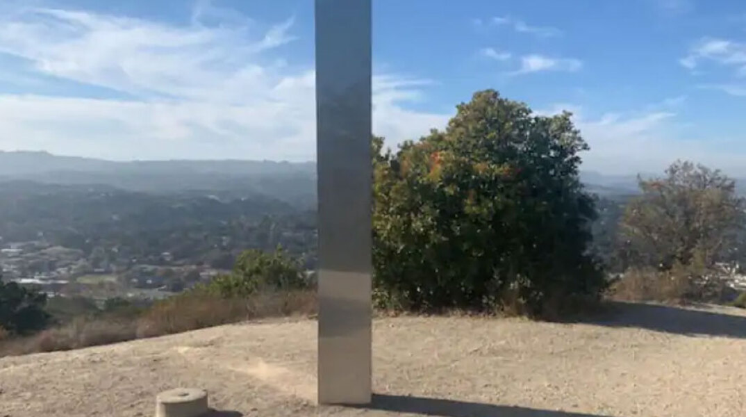 Παράξενος μεταλλικός μονόλιθος εντοπίστηκε σε βουνό στην Καλιφόρνια των ΗΠΑ