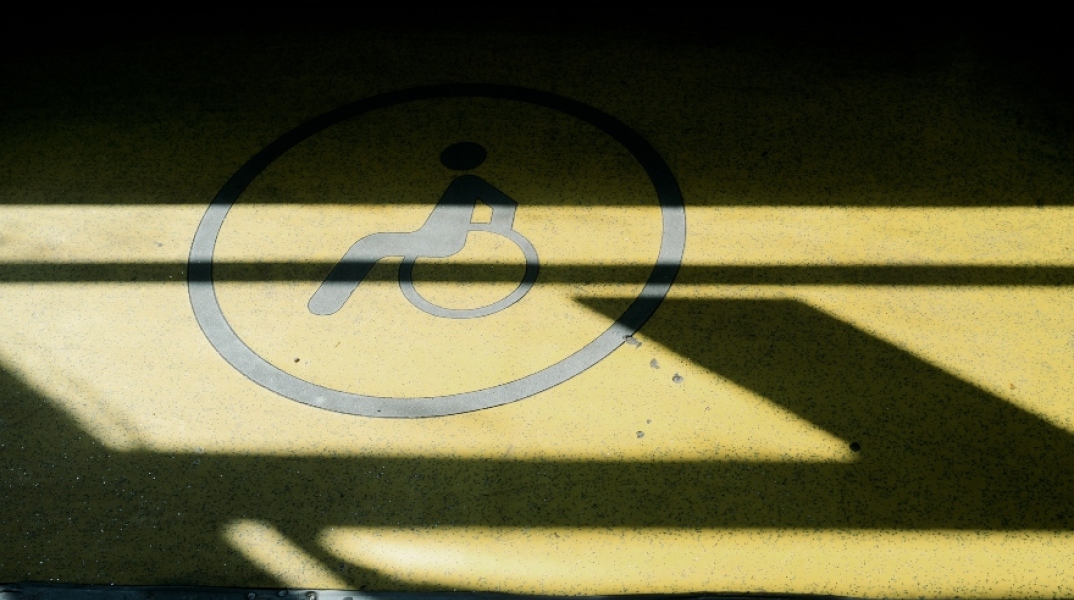 Ένδειξη για πρόσβαση Ατόμων με Αναπηρία σε δρόμο