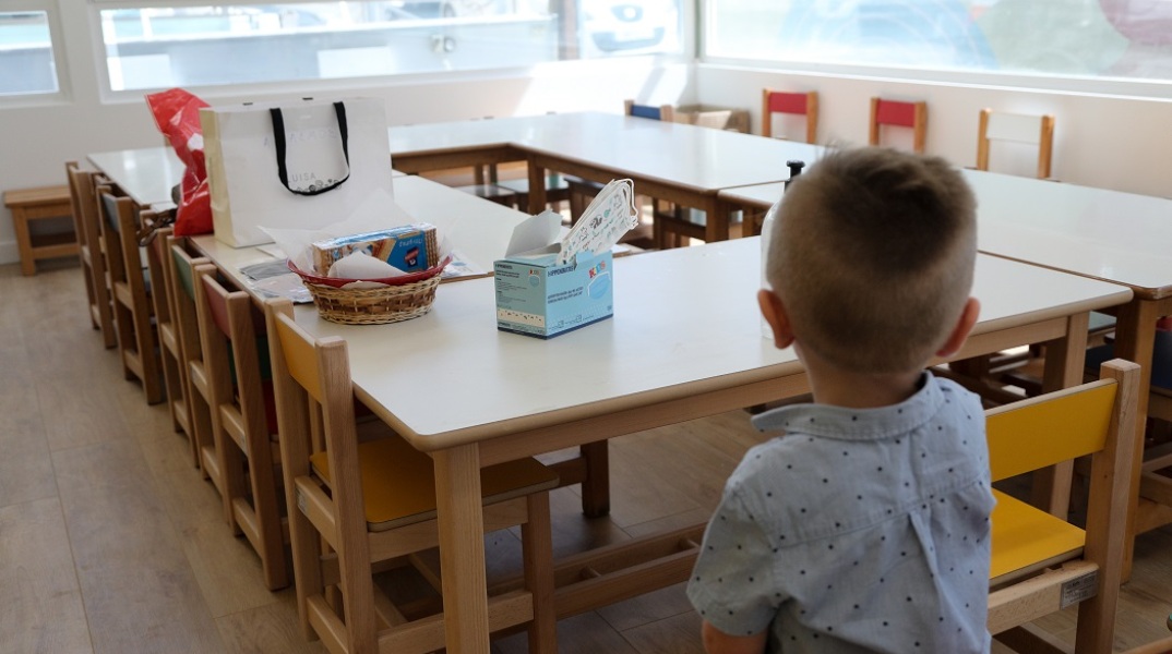 Παιδί σε τάξη νηπιαγωγείου
