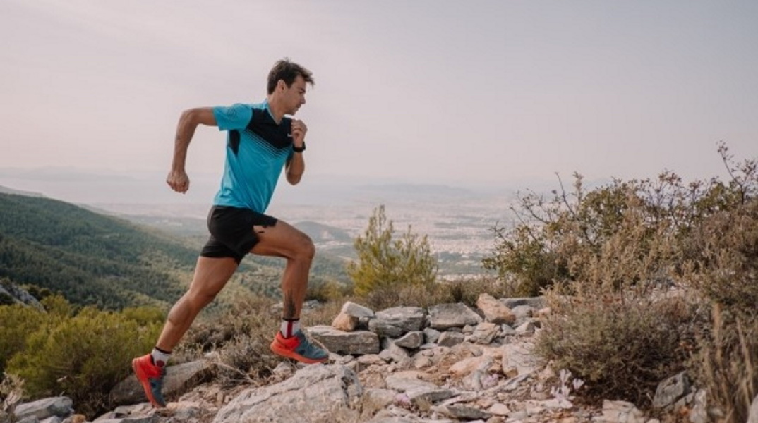Ο πρωταθλητής ορεινού τρεξίματος, Θανάσης Παγουνάδης και ο προπονητής του, Κώστας Βασιλάκης συμβουλεύουν όσους μόλις ξεκίνησαν το τρέξιμο.