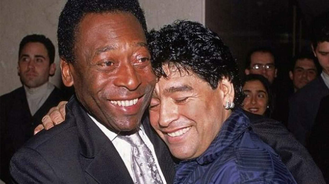 Ο Πελέ αγκαλιάζει τον Μαραντόνα