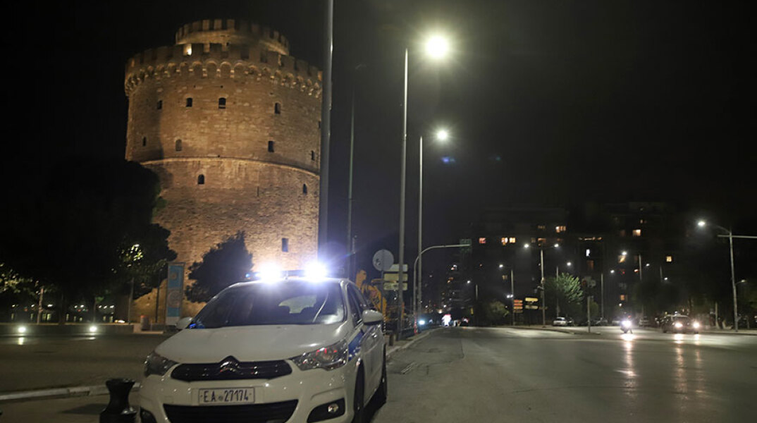 Έλεγχοι για το lockdown στη Θεσσαλονίκη: Μπλόκο της Αστυνομίας στον Λευκό Πύργο για την τήρηση των μέτρων κατά της διασποράς του κορωνοϊού
