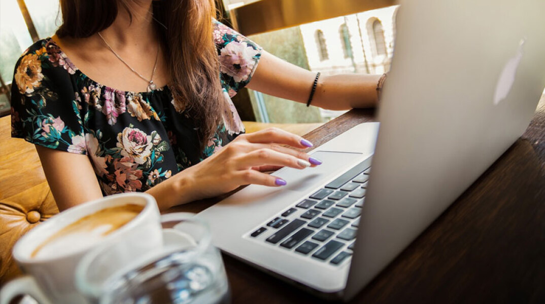 Εργαζόμενη στο σπίτι