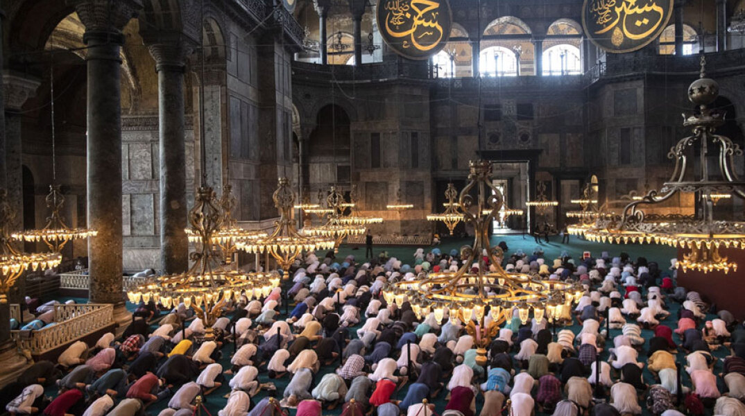 Προσκύνημα Μουσουλμάνων στην Αγία Σοφία μετά τη μετατροπή του ιστορικού κτιρίου σε τζαμί