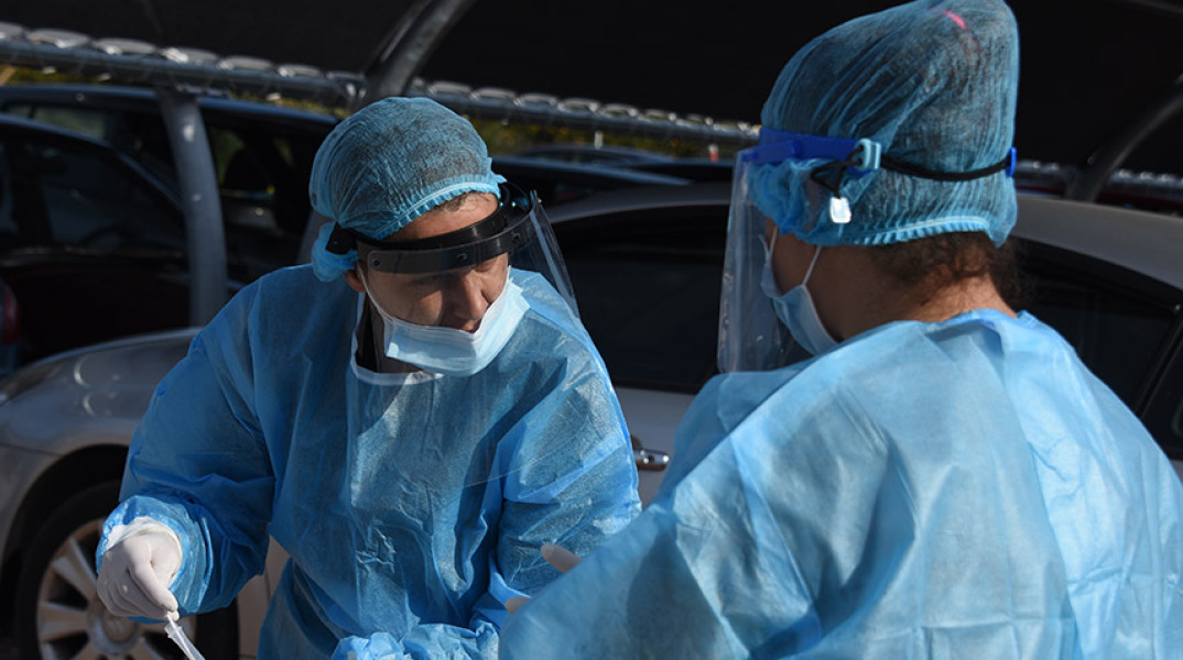 ΑΡΓΟΛΙΔΑ-Διενέργεια ελέγχων με ταχείας ανίχνευσης τέστ για τον COVID-19 πραγματοποίησε σε οδηγούς, η ΚΟΜΥ Αργολίδας, έξω από σούπερ μαρκετ στο Άργος