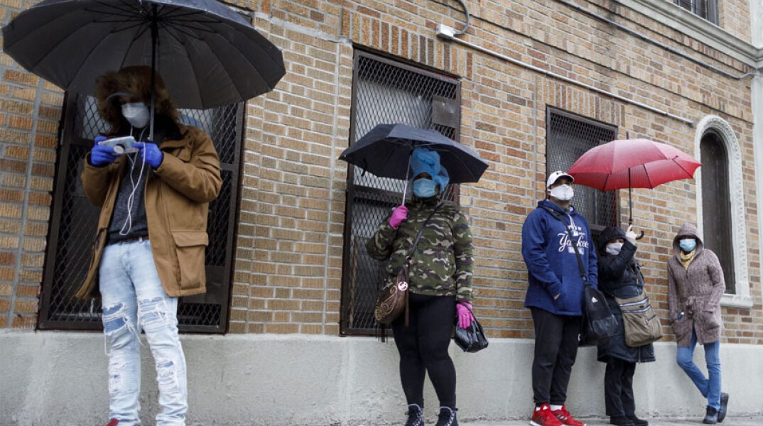 Νέα Υόρκη: Πολίτες με μάσκα και αποστάσεις περιμένουν έξω από διαγνωστικό κέντρο Covid-19 στο Μπρονξ