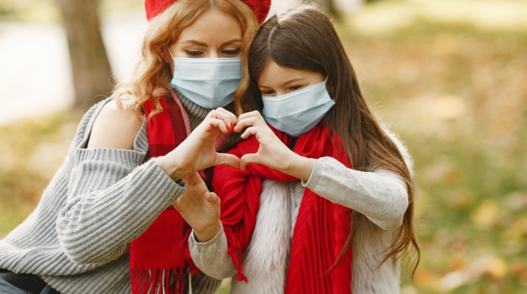 Μαμά και κόρη σχηματίζουν μια καρδιά με τα χέρια τους