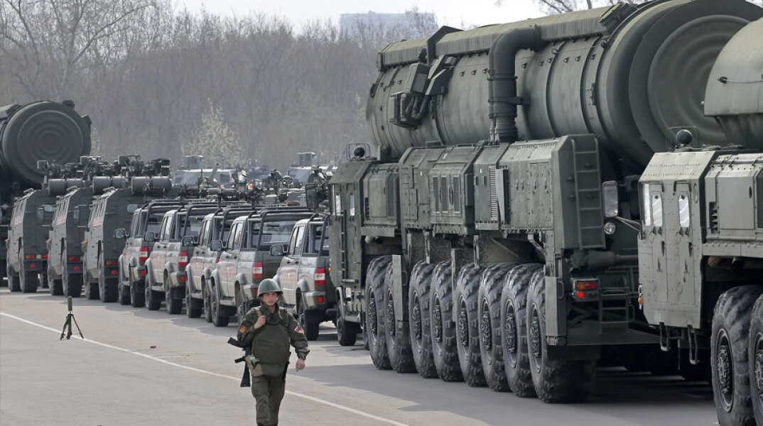Ρώσος στρατιώτης περιπολεί δίπλα σε στρατιωτικά οχήματα στη Μόσχα