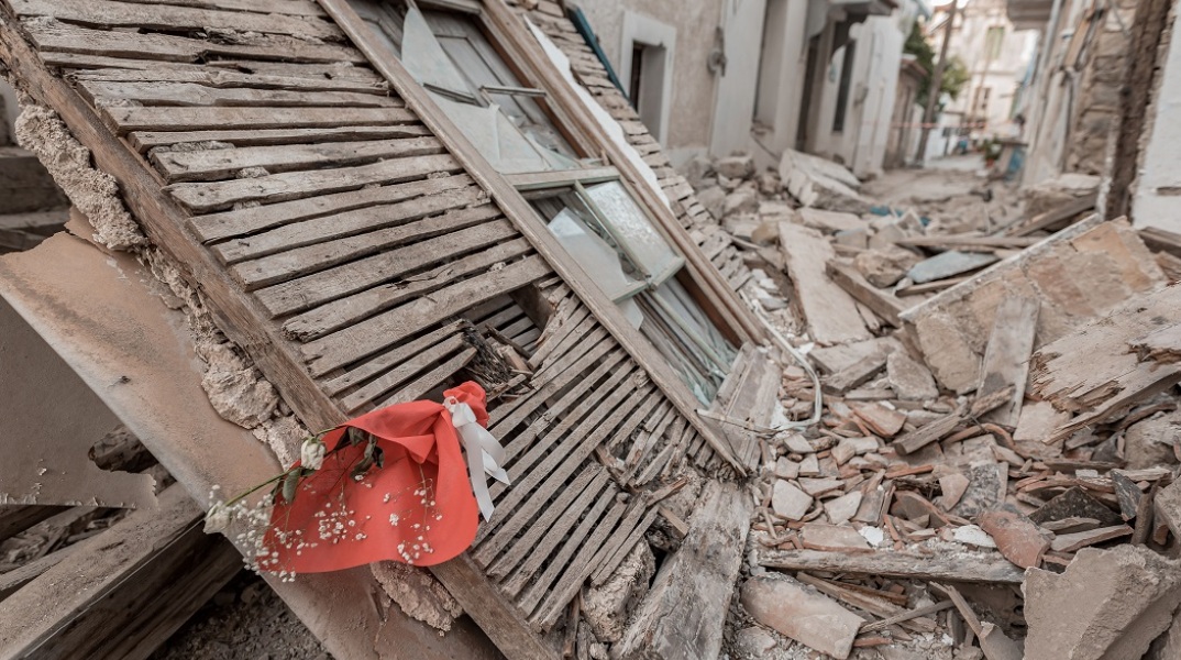 Λουλούδια στο σημείο όπου καταπλακώθηκαν τα δύο παιδιά στη Σάμο