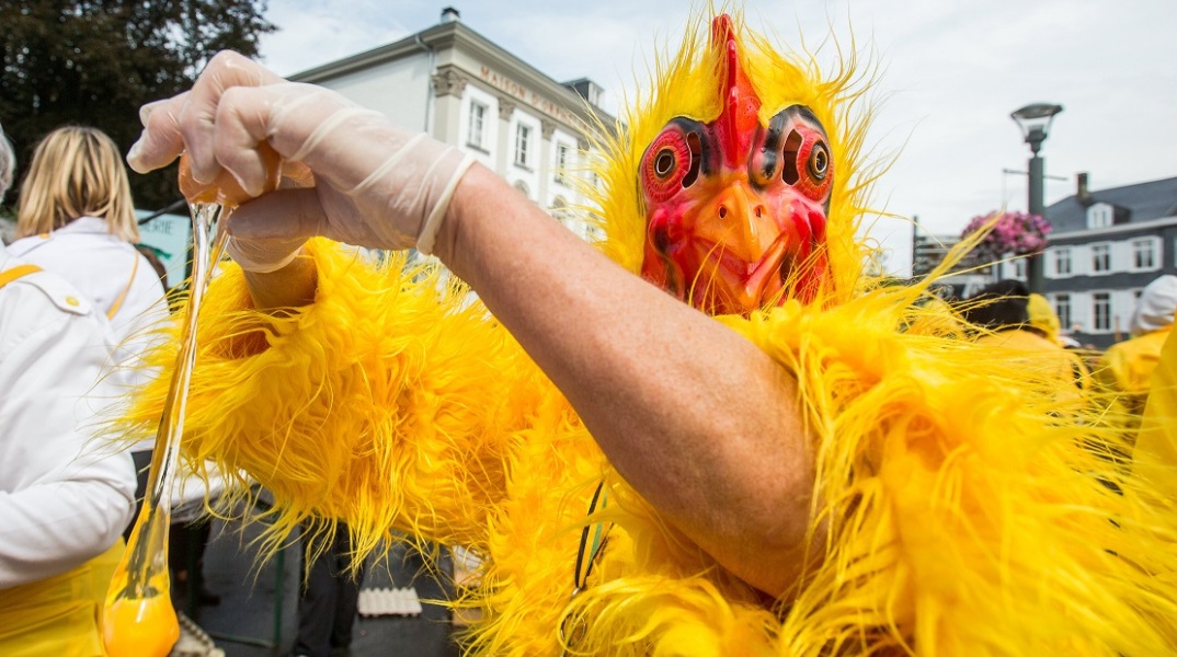Άντρας ντυμένος με αποκριάτικη στολή κοτόπουλου