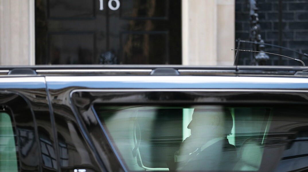 Ο Τζο Μπάιντεν στη λιμουζίνα του έξω από την Ντάουνινγκ Στριτ στο Λονδίνο