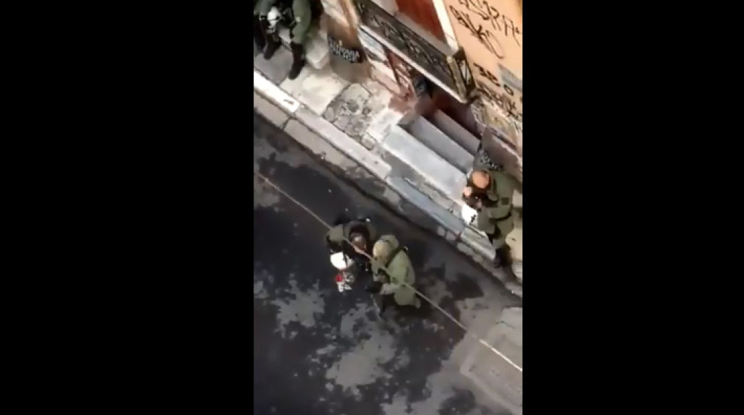 Επέτειος Γρηγορόπουλου: EΔΕ για αστυνομικό. Καταστρέφει ανθοδέσμη