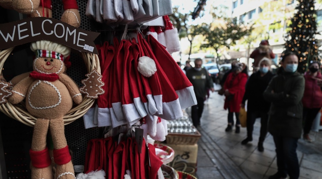 Στιγμιότυπο από το άνοιγμα των εποχικών καταστημάτων