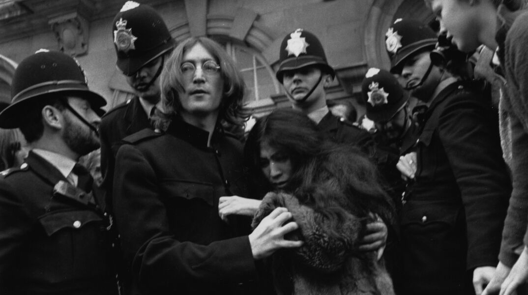 Ο Τζον Λένον και η Γιόκο Όνο εξέρχονται από το δικαστήριο