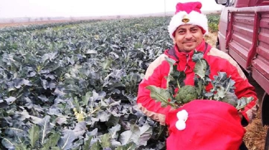 Ο παραγωγός Παναγιώτης Γιλτίδης με σάκο Άγιου Βασίλη 