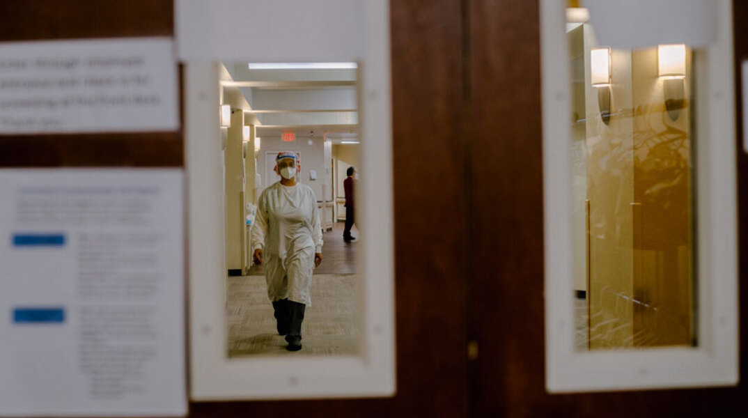 Μεγάλη Βρετανία: Νοσηλεύτρια με προστατευτική μάσκα για τον κορωνοϊό σε νοσοκομείο