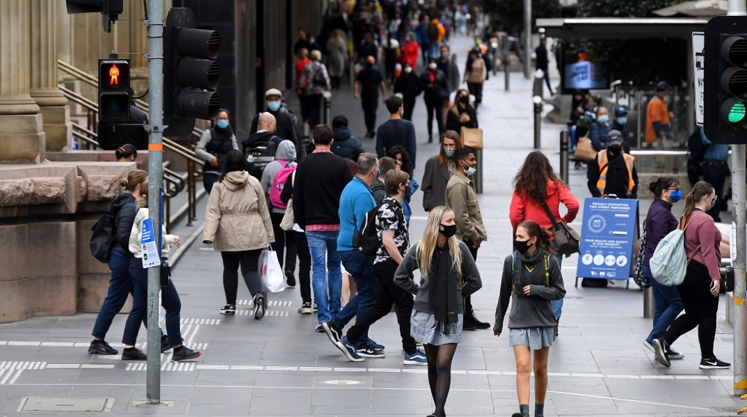 Στιγμιότυπο από την καθημερινότητα στην Αυστραλία - Πολίτες φορούν τη μάσκα τους 