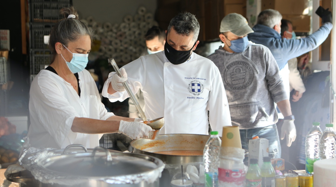 Ο αρχιμάγειρας της Προεδρίας της Δημοκρατίας Βασίλης Μπέκας  επιμελείται τη διανομή φαγητού στα συσίτια της κοινωνικής κουζίνας «Ο άλλος άνθρωπος»