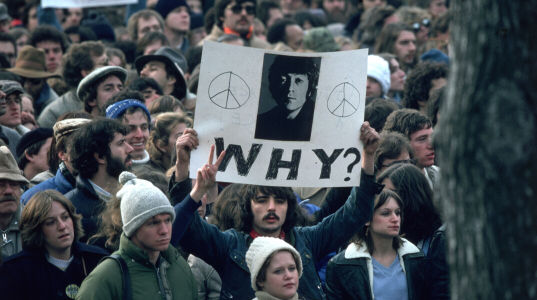 Fans του Τζον Λένον σε συγκέντρωση μετά την είδηση του θανάτου του