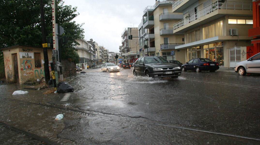Πλημμυρισμένος δρόμος λόγω καταιγίδας (ΦΩΤΟ ΑΡΧΕΙΟΥ)