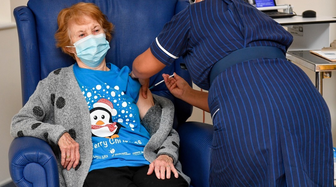Η 90χρονη Μάργκαρετ Κίναν τη στιγμή που κάνει το εμβόλιο κατά του κορωνοϊού