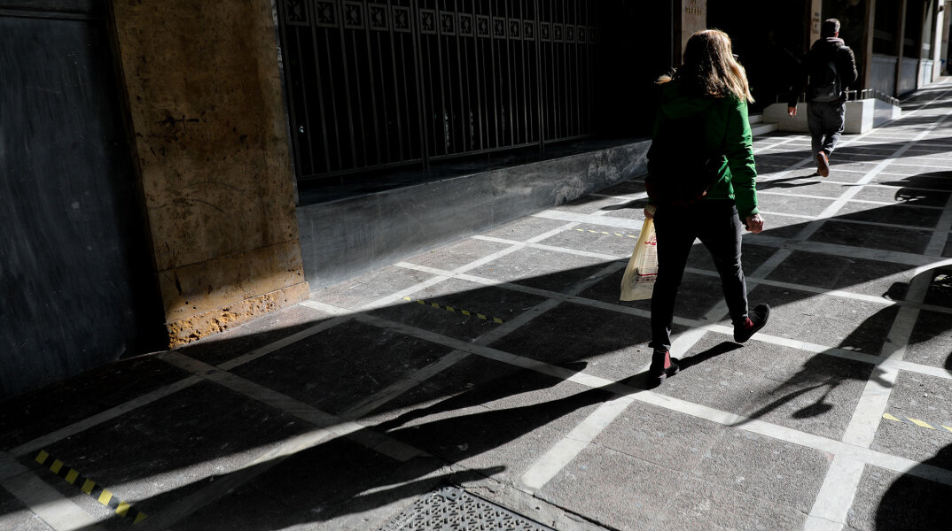 Πεζοί στο κέντρο της Αθήνας εν μέσω lockdown για τον κορωνοϊό