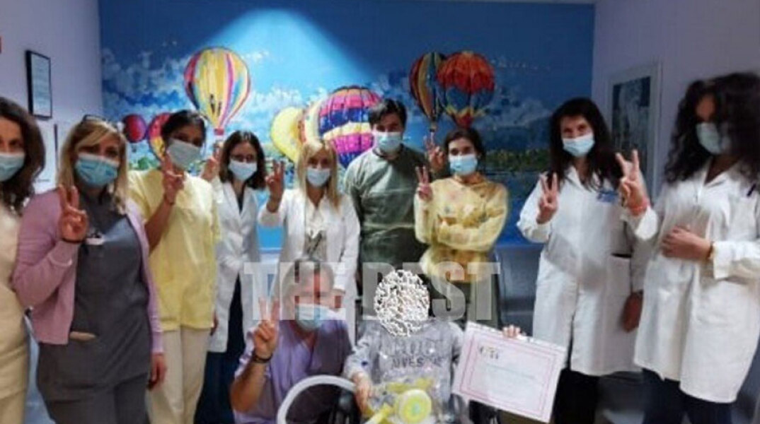 Πάτρα: Βγαίνει ο 8χρονος από τη ΜΕΘ στο νοσοκομείο Παίδων του Ρίου, με γιατρούς και νοσηλευτές να του κάνουν ένα συγκινητικό δώρο και να βγάζουν μαζί του μια αναμνηστική φωτογραφία