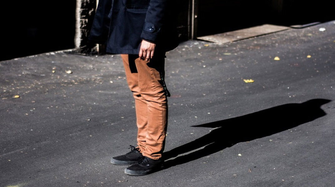 Άνδρας στέκεται στη μέση του δρόμου