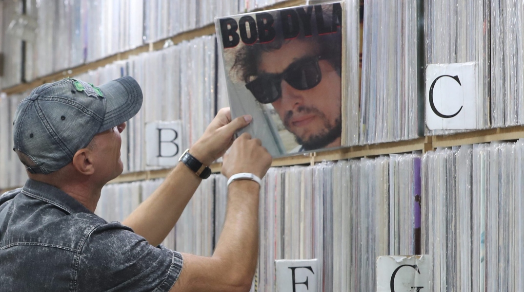 Άνθρωπος που αναζητά σε δισκοθήκη βινύλιο του Μπομπ Ντίλαν