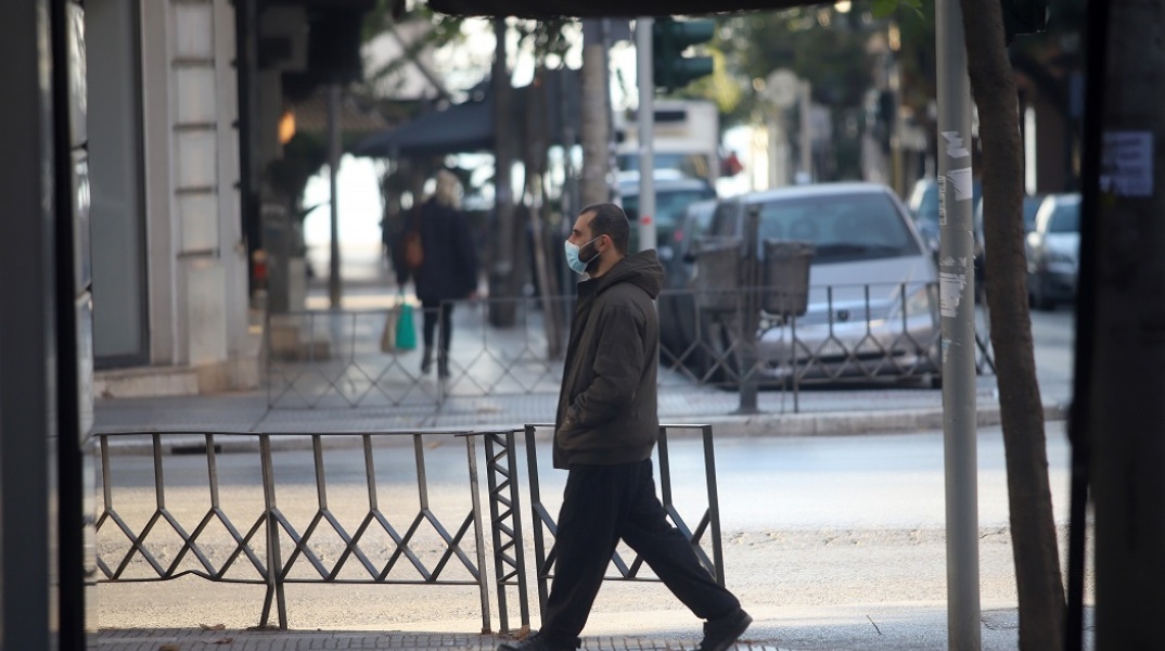Άνδρας με μάσκα σε δρόμο της Θεσσαλονίκης 