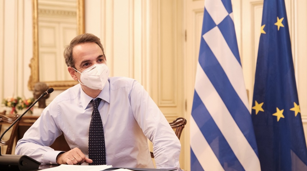 Ο πρωθυπουργός Κυριάκος Μητσοτάκης κατά τη διάρκεια της τηλεδιάσκεψης