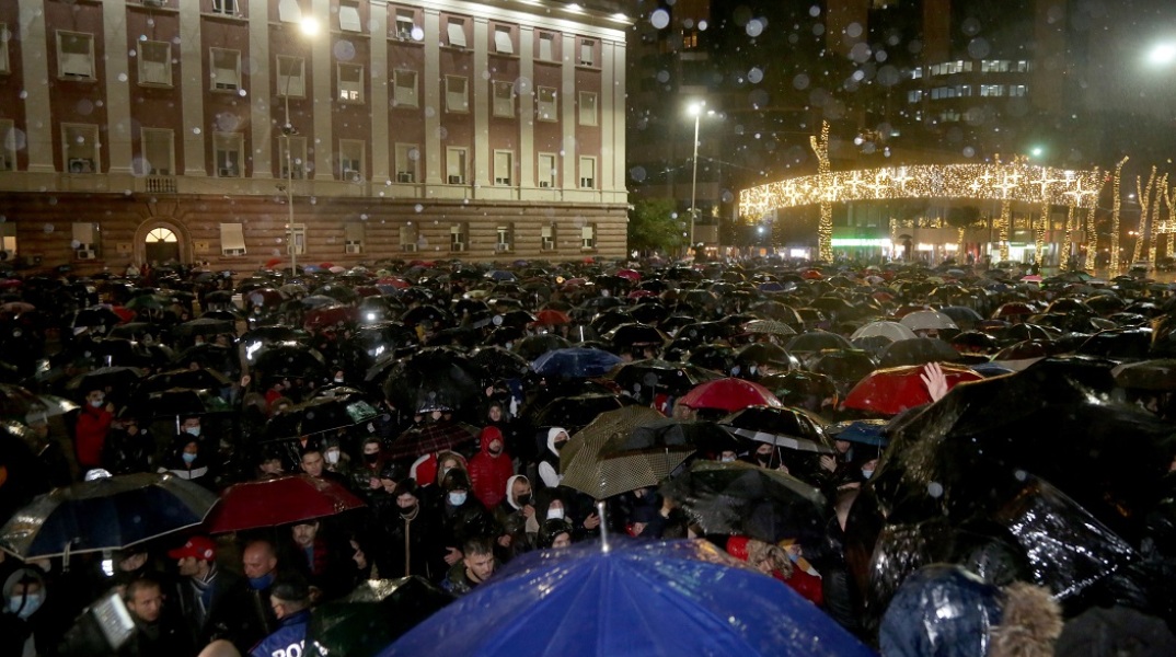 Στιγμιότυπο από τη χθεσινή συγκέντρωση διαμαρτυρίας στην Αλβανία