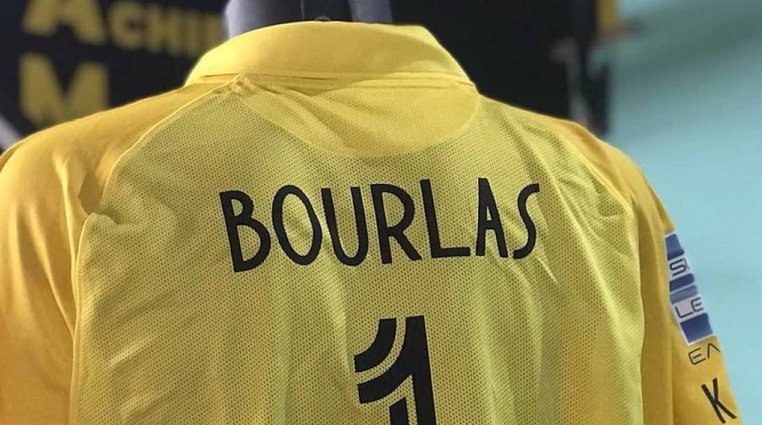 Η φανέλα του Άρη με το επώνυμο του Άλμπερτ Μπουρλά 