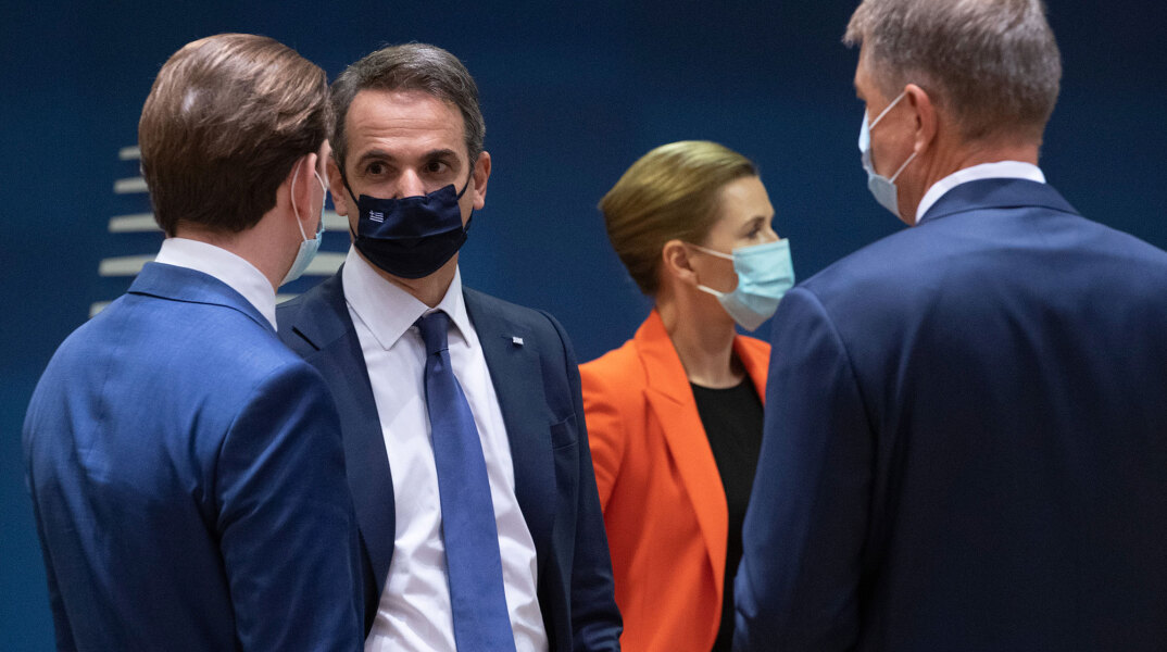 Ο πρωθυπουργός Κυριάκος Μητσοτάκης συνομιλεί με τον καγκελάριο της Αυστρίας Σεμπάστιαν Κουρτς στη Σύνοδο Κορυφής της ΕΕ στις Βρυξέλλες