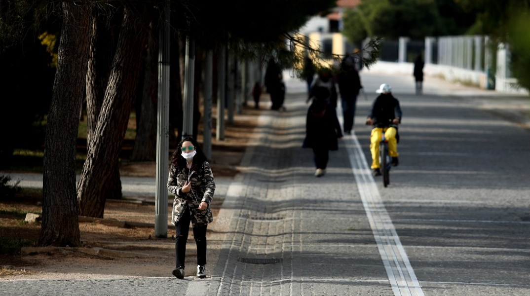 Πολίτες με μάσκα στο κέντρο της Αθήνας 