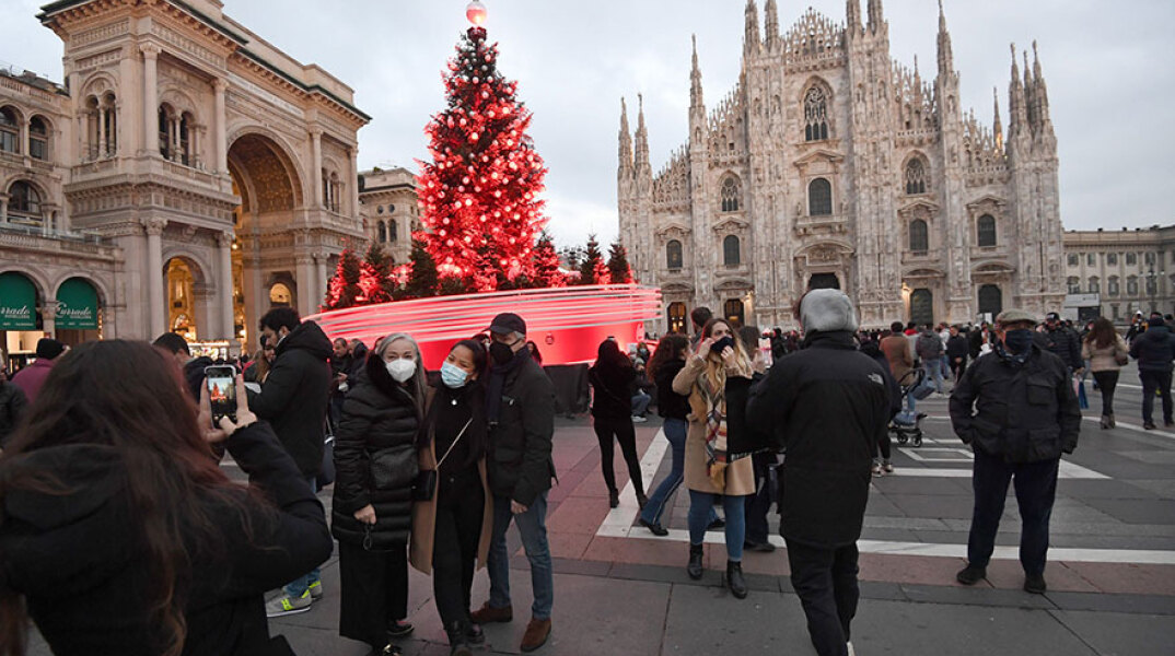 Μιλάνο: Κάτοικοι με μάσκα για τον κορωνοϊό βγάζουν φωτογραφίες με φόντο το χριστουγεννιάτικο δέντρο στην  Piazza del Duomo