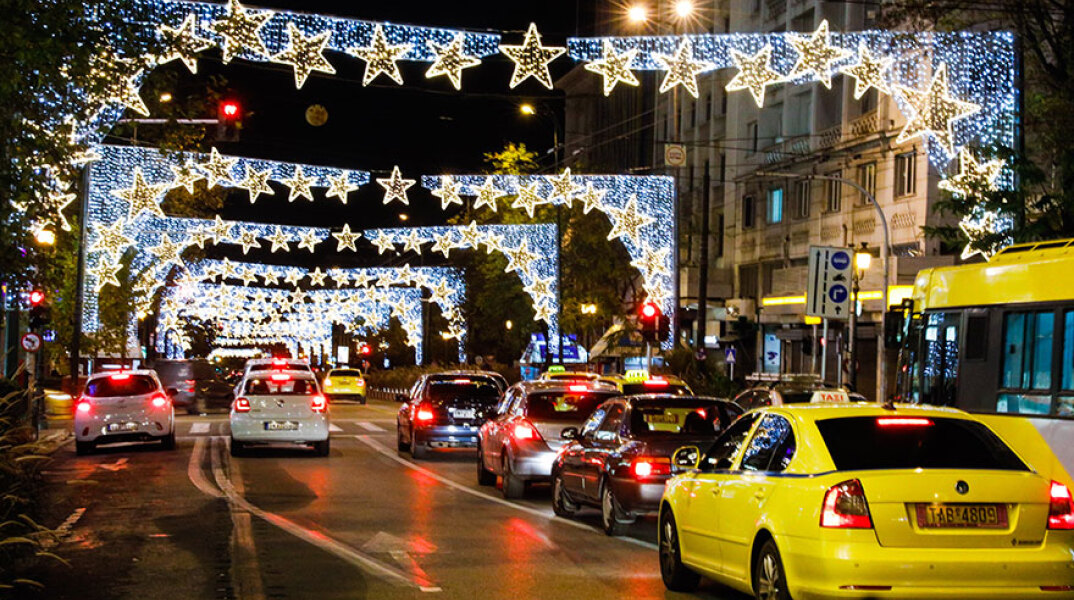 Χριστούγεννα 2020: Ο λαμπερός χριστουγεννιάτικος στολισμός στην Πανεπιστημίου