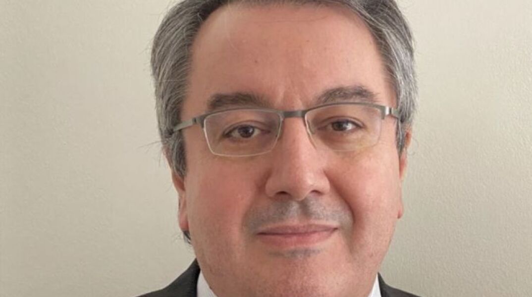 Ο καθηγητής πολιτικής της Υγείας στο LSE, Ηλίας Μόσιαλος εξαίρει τον γνωστό παρουσιαστή Τάκη Τσουκαλά για τη στάση του απέναντι στο εμβόλιο του κορωνοϊού