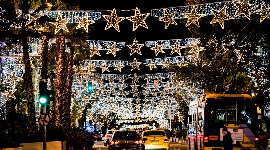 Ντύθηκαν στα γιορτινά τους οι Πειραιώς, Σκουφά, Νηλέως, Σταδίου, Ερμού, Ερατοσθένους, Αχαρνών, Φωκίωνος Νέγρη, Λιοσίων, Ομόνοια, Σταδίου, Πανεπιστημίου, Γκύζη
