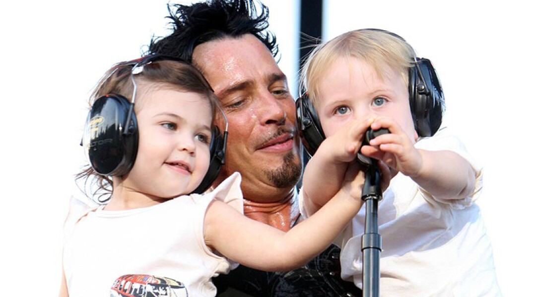 Ο τραγουδιστής Chris Cornell μαζί με τα παιδιά του στη συναυλία του στην Αθήνα το 2007