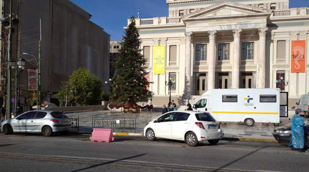 Κινητό κλιμάκιο του ΕΟΔΥ έξω από το Δημοτικό Θέατρο Πειραιά για drive through τεστ για τον κορωνοϊό